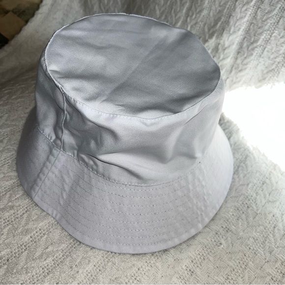 Alice + Olivia Reversible Daisy Print Bucket Hat - Picture 11 of 13